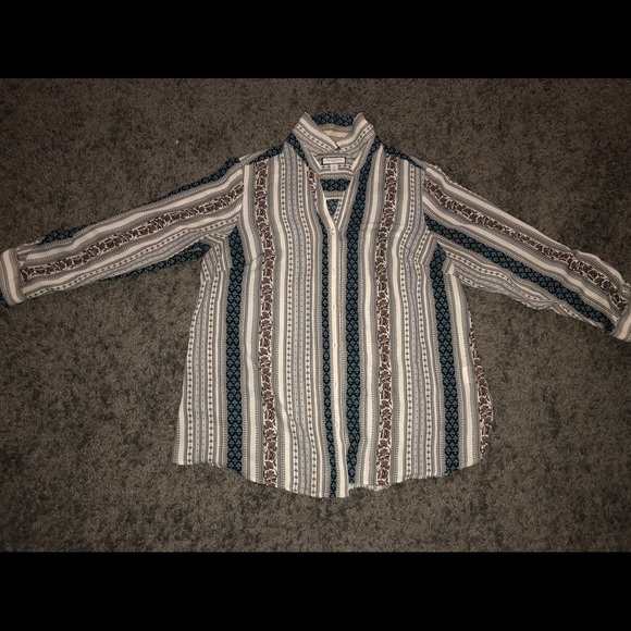 Very pretty patterned button down. - Picture 4 of 4